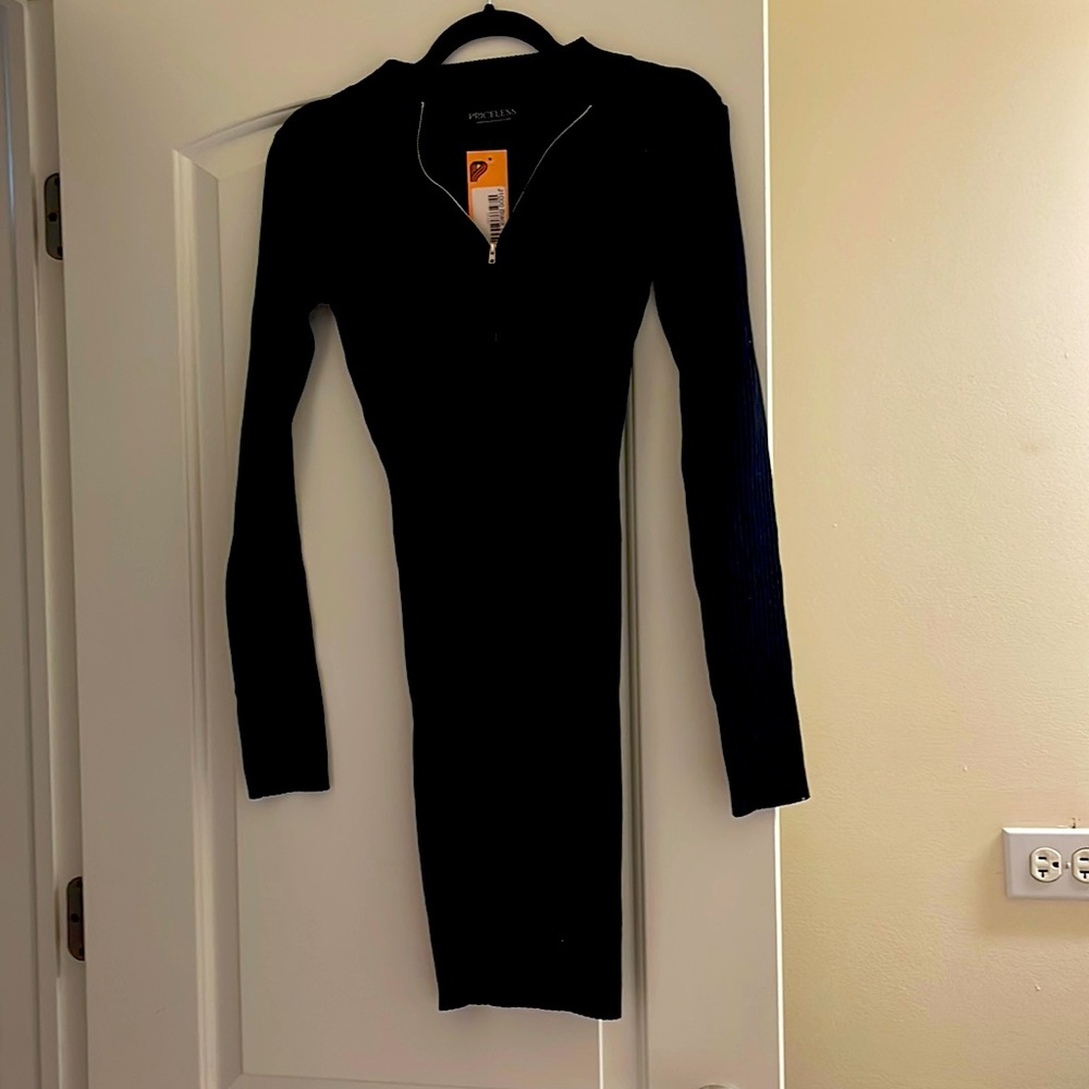 Light sweater dress body con black.